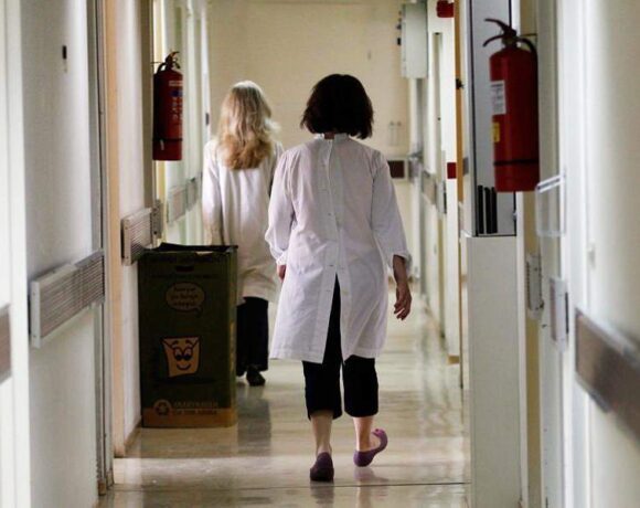 Κίνητρα σε γιατρούς για κάλυψη εφημεριών σε άλλα νοσοκομεία – Τι προβλέπει η τροπολογία