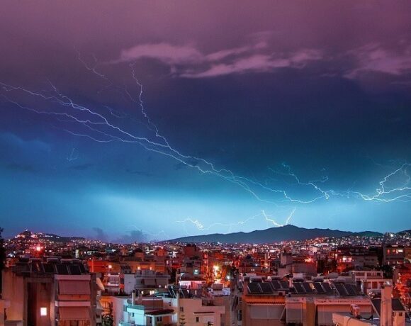 Καιρός: Αστραπές και έντονη βροχή σε όλη τη χώρα – Πάνω από 15