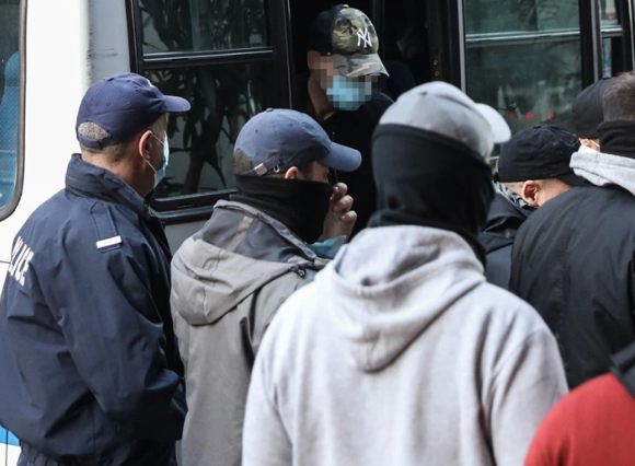 Καταδίωξη στο Πέραμα: Ελεύθεροι χωρίς περιοριστικά μέτρα οι επτά αστυνομικοί