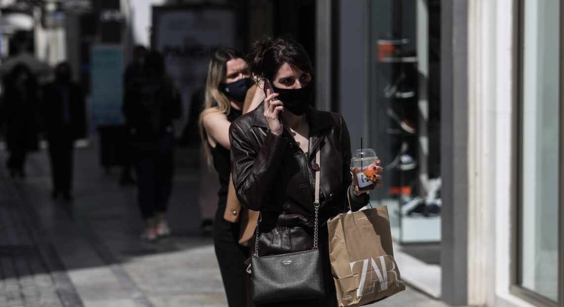 Λιανεμπόριο: Παραμένει η χρήση μάσκας – Τέλος οι περιορισμοί σε τετραγωνικά μέτρα και αποστάσεις