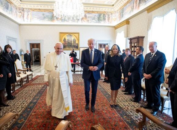 Μπάιντεν σε Πάπα Φραγκίσκο – «Είστε ο μεγαλύτερος υπέρμαχος της ειρήνης που έχω γνωρίσει ποτέ»