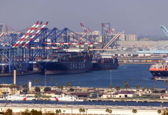 «Μποτιλιάρισμα» και πολυήμερες καθυστερήσεις στα λιμάνια των ΗΠΑ – Διευρύνεται το ωράριό τους