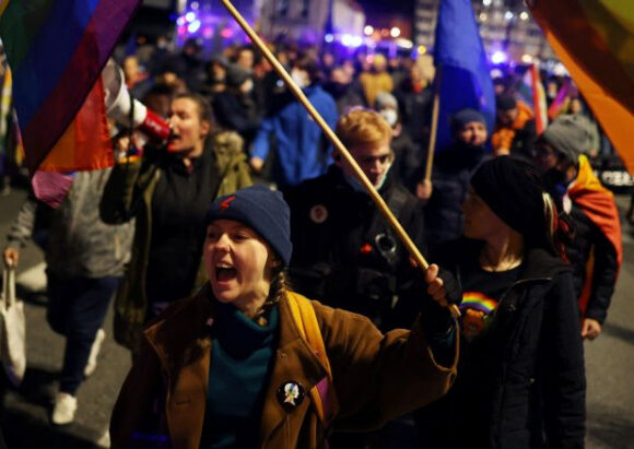 Πολωνία – Χιλιάδες στους δρόμους για να μείνει η χώρα στην ΕΕ