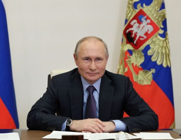 Πούτιν – Έβηξε σε σύσκεψη και προκάλεσε… πανικό – «Μην ανησυχείτε, κάνω τεστ κάθε μέρα»