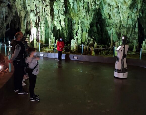 Σπήλαιο Αλιστράτης: Το ρομπότ Περσεφόνη μιλά 40 γλώσσες και ξεναγεί τους επισκέπτες