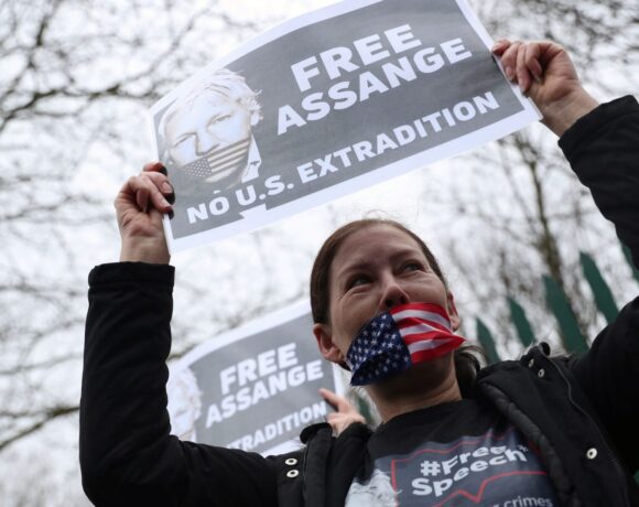 Τζούλιαν Ασάνζ – Η γενική γραμματέας της Διεθνούς Αμνηστίας ζητάει να αφεθεί ελεύθερος
