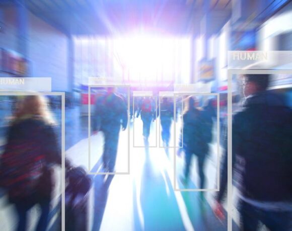 Το Ευρωκοινοβούλιο τάσσεται εναντίον της παρακολούθησης μέσω ΑΙ