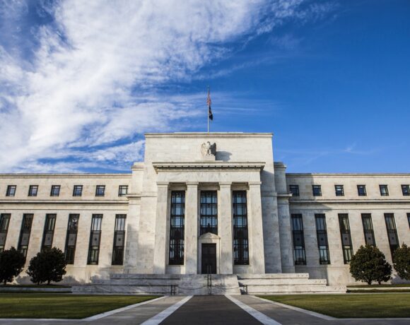 Fed (Beige Book): Ήπια ανάπτυξη της αμερικανικής οικονομίας – Πρόωρη η συζήτηση για αύξηση των επιτοκίων