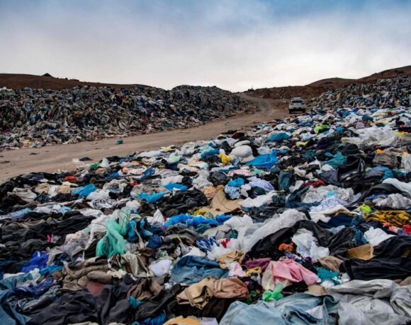 Ένα «βουνό» από απούλητα ρούχα διάσημων brands στη μέση μιας ερήμου