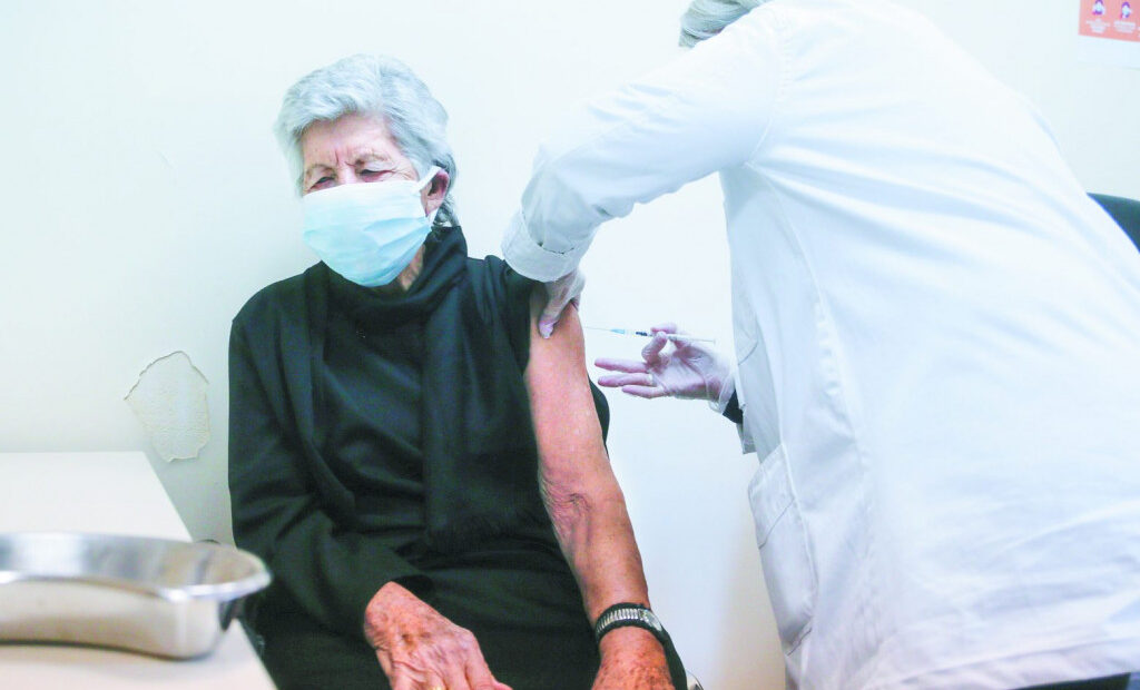 Έρευνα – Εμβόλιο και μάσκα τα ισχυρότερα όπλα κατά της πανδημίας