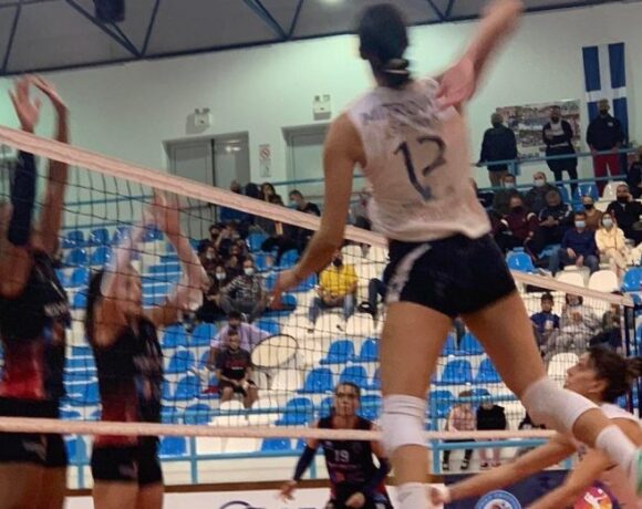 Α1 γυναικών, ΑΟ Θήρας Πορφύρας 3 0: Εύκολο τρίποντο