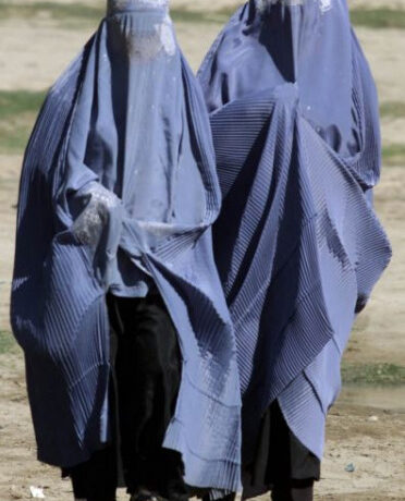 Αφγανιστάν – Γονείς παντρεύουν κορίτσια, ακόμα και μωρά, με αντάλλαγμα χρήματα για να γλιτώσουν τη λιμοκτονία
