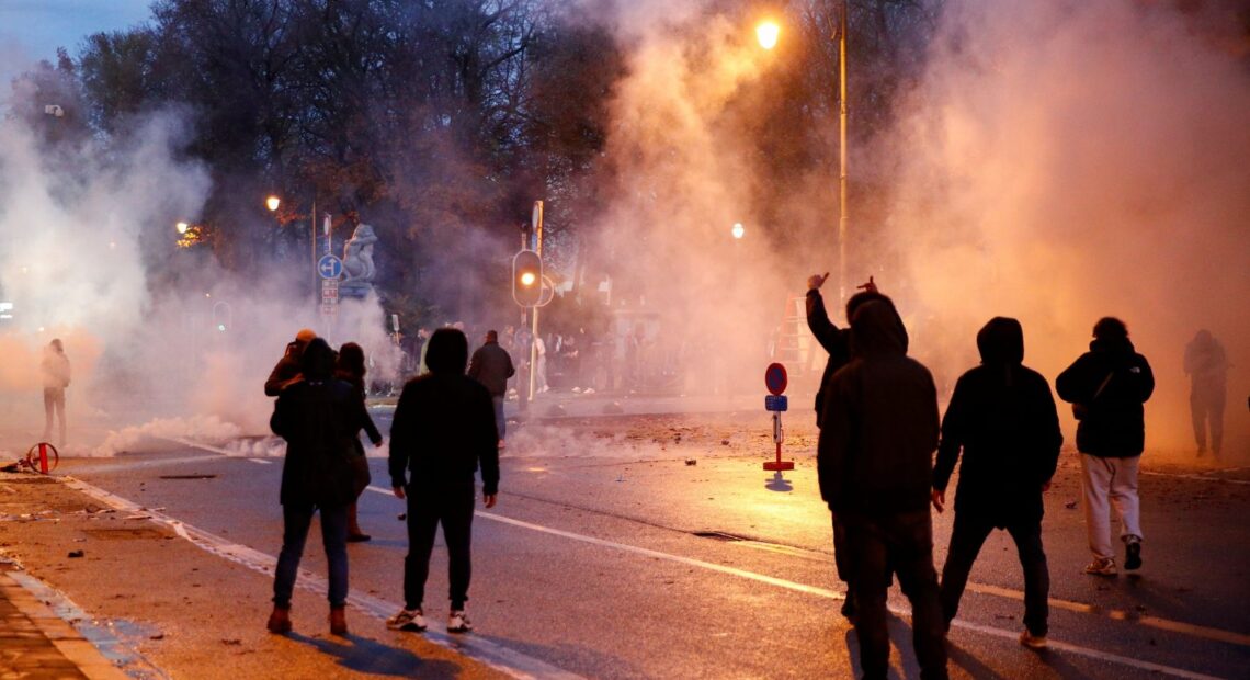 Βέλγιο – Άγρια επεισόδια σε διαδήλωση κατά των μέτρων – Δακρυγόνα και βανδαλισμοί