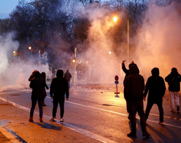 Βέλγιο – Άγρια επεισόδια σε διαδήλωση κατά των μέτρων – Δακρυγόνα και βανδαλισμοί