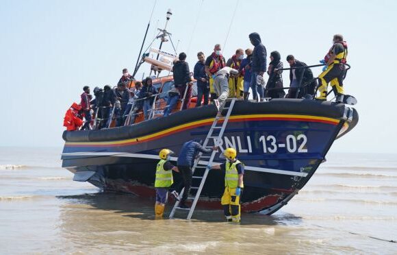 Βρετανία – Κλιμακούμενη ένταση με τη Γαλλία για τις αφίξεις μεταναστών από το Καλαί