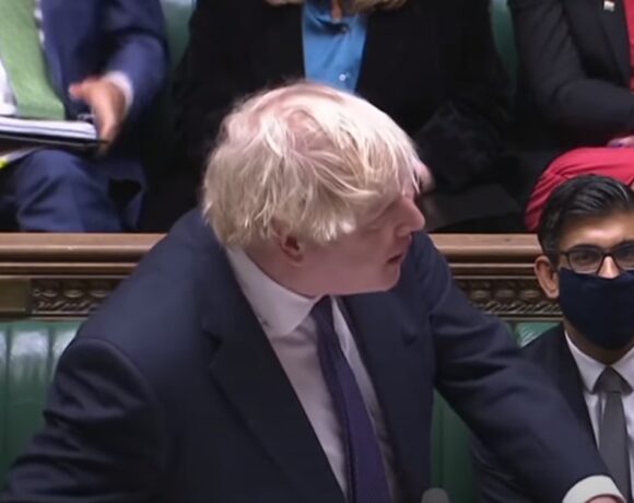 Βρετανία – Ο πρόεδρος της Βουλής κατσαδιάζει τον Τζόνσον – «Κάτσε κάτω, εδώ κουμάντο κάνω εγώ»