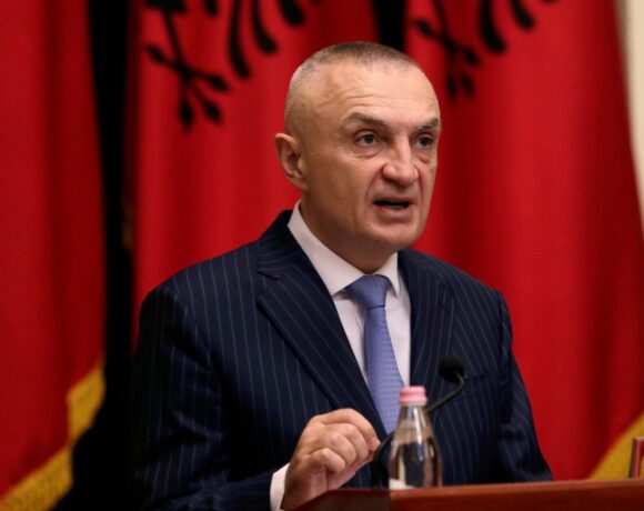 Βόμβα του προέδρου της Αλβανίας – Ξένες και ντόπιες μυστικές υπηρεσίες παρακολουθούν το τηλέφωνό μου