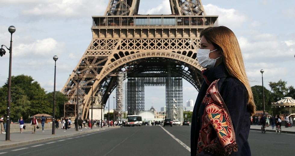 Γαλλία: Ξανά υποχρεωτική η μάσκα στους εξωτερικούς χώρους
