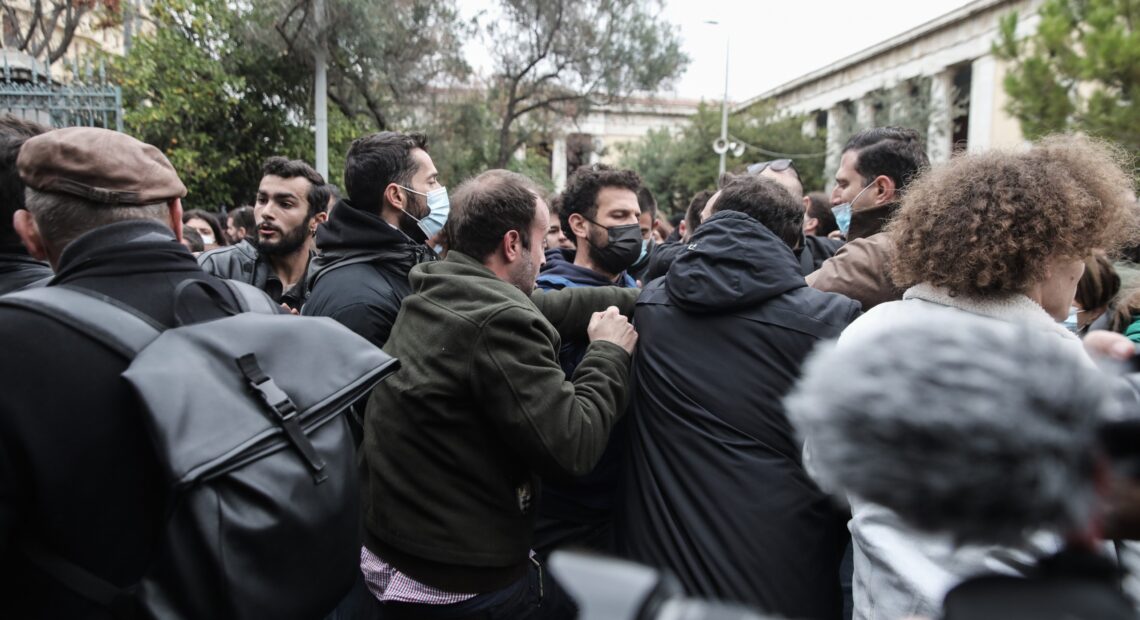 Ενταση και ξύλο έξω από το Πολυτεχνείο – «Αστακός» με 6