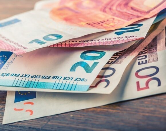 Επίδομα 250 ευρώ σε χαμηλοσυνταξιούχους και ΑΜΕΑ: Κατατέθηκε στη Βουλή η τροπολογία