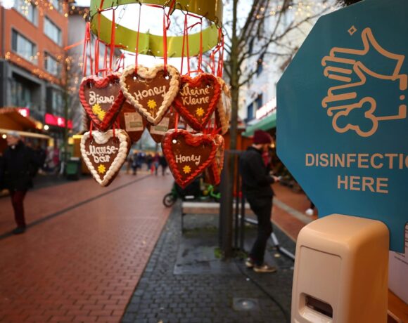 Ευρώπη – Η πανδημία ρίχνει τη σκιά της στα Χριστούγεννα