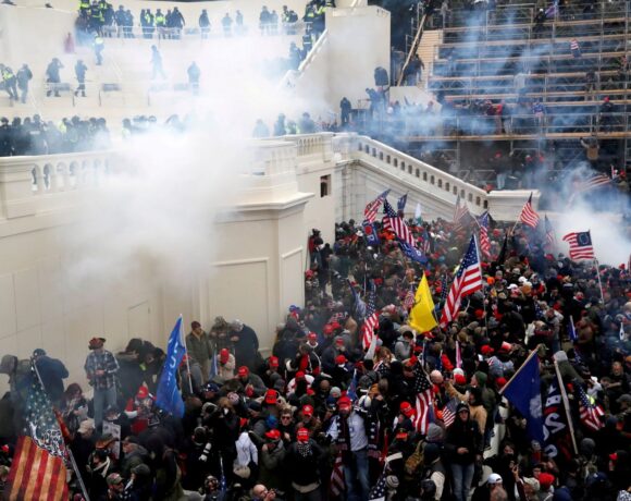 ΗΠΑ – Ποινικές κατηγορίες σε βάρος του Στιβ Μπάνον – Υπήρξε στενός συνεργάτης του Τραμπ