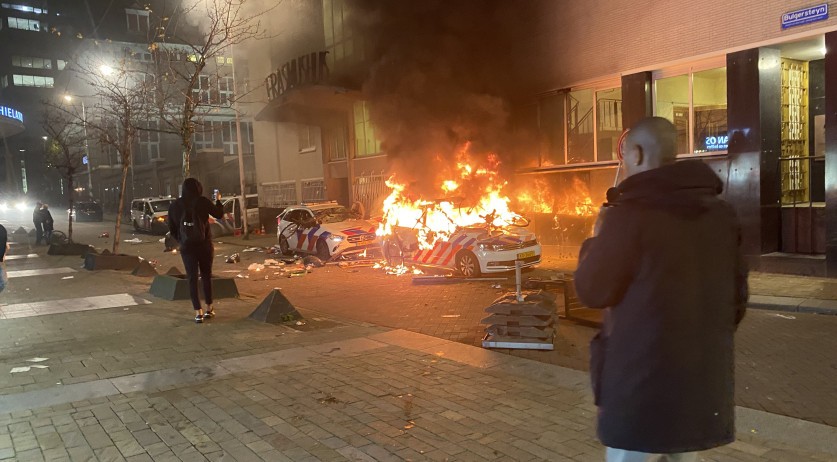 Ολλανδία – Πράξεις καθαρής βίας από ηλίθιους χαρακτηρίζει τα επεισόδια για τα μέτρα ο Ρούτε