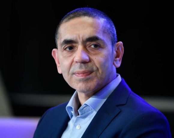 Ουγκούρ Σαχίν: Ο άνθρωπος πίσω από το εμβόλιο της Pfizer εξηγεί γιατί είναι αναγκαία η τρίτη δόση