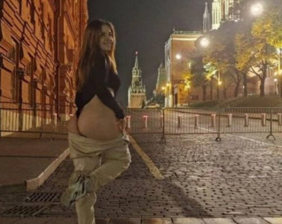 Ρωσία – Πορνοστάρ έκανε «καυτή» φωτογράφιση μπροστά στο Κρεμλίνο και «έβγαλε από τα ρούχα» τους τις Αρχές