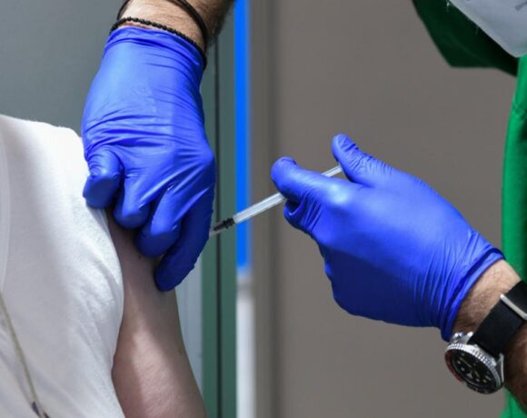 Σκέρτσος: Μπορεί να συνδεθεί η είσοδος σε κλειστούς χώρους με την τρίτη δόση του εμβολίου