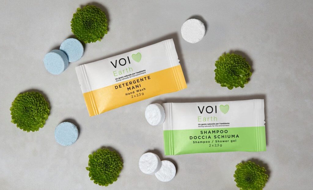 Τα ξενοδοχεία του Alpitour χρησιμοποιούν από τις αρχές του Καλοκαιριού το “μαγικό χάπι”, επιδεικνύοντας κοινωνική ευθύνη | Dplanet για αειφορία στον Τουρισμό | To 89% των τουριστών υιοθετούν το “χάπι” και αλλάζουν συνήθειες