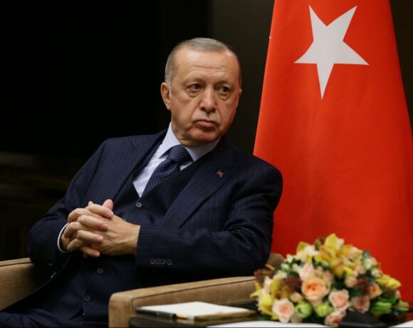 Τουρκία – Κατρακυλάει η λίρα – «Εμείς είμαστε οι ειδήμονες της οικονομίας» επιμένει ο Ερντογάν