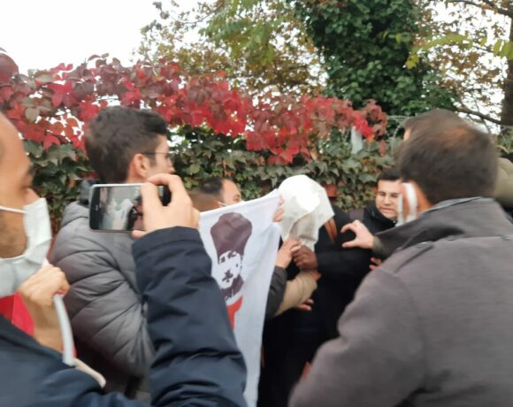 Τουρκία – Συλλήψεις 17 Τούρκων για την κουκούλα στο κεφάλι αμερικανού αξιωματούχου