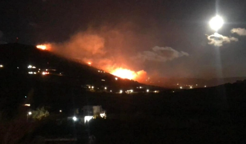 Φωτιά στην Τήνο: Εισήγηση προληπτικής εκκένωσης δυο οικισμών