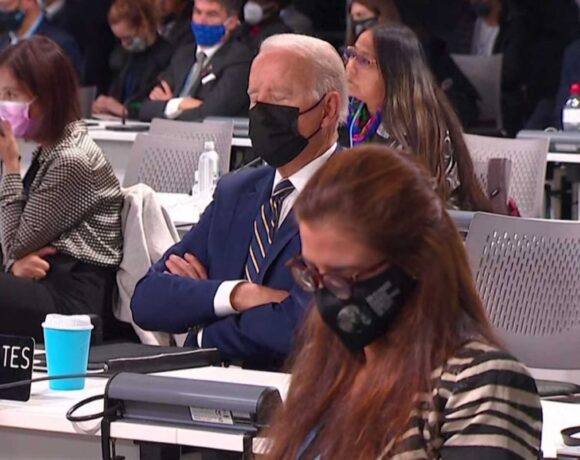 Cop26 – Αποκοιμήθηκε σε ομιλία ο Τζο Μπάιντεν – Τον «ξύπνησε» συνεργάτης του με τρόπο