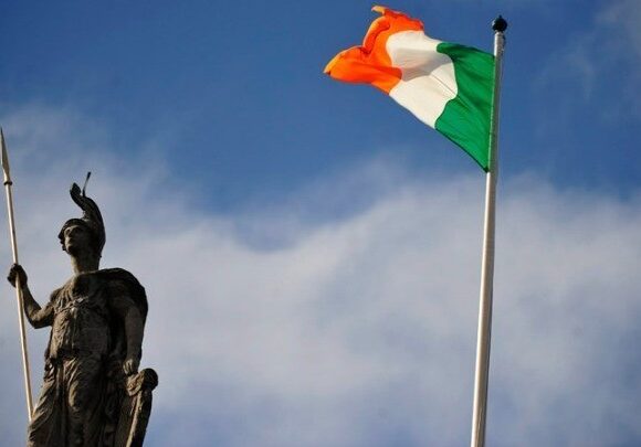 Times: Το Λονδίνο επιθυμεί αποκλιμάκωση της έντασης με τη Βόρεια Ιρλανδία