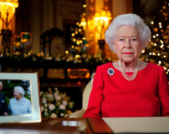 Βασίλισσα Ελισάβετ: Ομολόγησε ότι της λείπει ο Φίλιππος – To ασυνήθιστα τρυφερό χριστουγεννιάτικο μήνυμα
