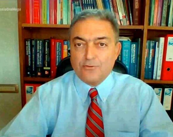 Βασιλακόπουλος: Σε 2 εβδομάδες τα πρώτα στοιχεία για την «Όμικρον» – Τι είπε για την υποχρεωτικότητα