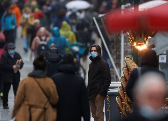 Γαλλία – Υποχρεωτική χρήση μάσκας απέναντι στο «τσουνάμι» της Όμικρον