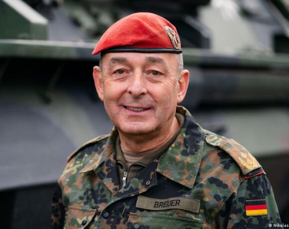 (γερμανική) Ερώτηση: Ένας στρατηγός θα μας σώσει από την πανδημία;