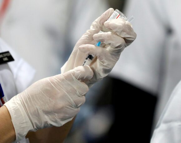 Εμβόλια – Ο Fda έδωσε έγκριση για ενισχυτικές δόσεις για τα άτομα 16 και 17 ετών λόγω της παραλλαγής Όμικρον