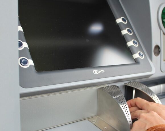 Επίδομα μητρότητας: Τι αλλάζει από σήμερα – Τέρμα οι επισκέψεις στον ΕΦΚΑ