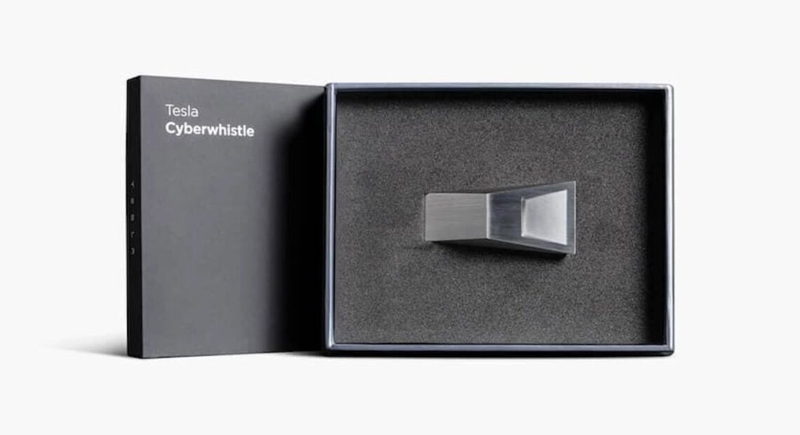 Η Tesla κοροϊδεύει την Apple με τη Cyberwhistle για το κομμάτι ύφασμα