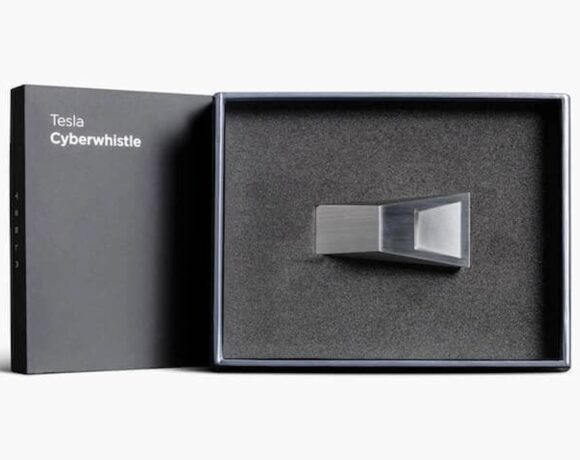 Η Tesla κοροϊδεύει την Apple με τη Cyberwhistle για το κομμάτι ύφασμα