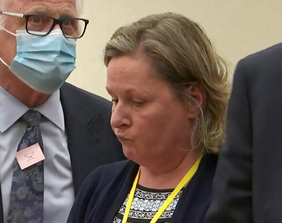 ΗΠΑ – Ένοχη για ανθρωποκτονία εξ αμελείας η λευκή αστυνομικός που σκότωσε Αφροαμερικανό