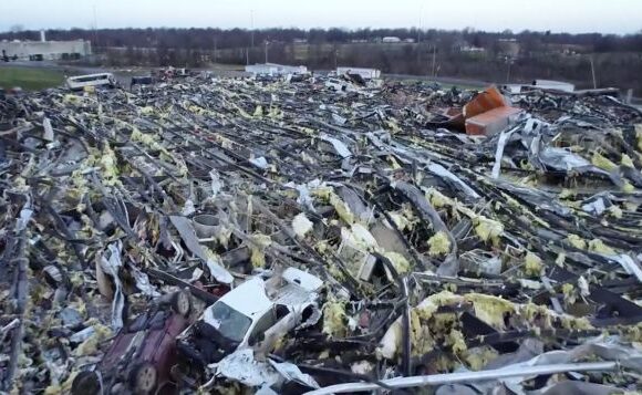 ΗΠΑ – Στους 100 ανεβαίνει ο αριθμός των νεκρών από τους ανεμοστρόβιλους