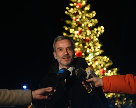 Θεσσαλονίκη: Μάγεψε η γιορτινή Αριστοτέλους | Φωταγωγήθηκε το χριστουγεννιάτικο δέντρο