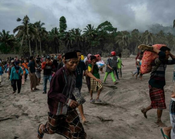 Ινδονησία – Στους 13 οι νεκροί από την έκρηξη ηφαιστείου Σεμέρου