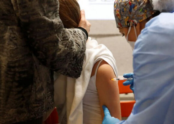 Ιταλία – Δεν αποκλείουν τον εμβολιασμό ακόμη και μωρών – Στα ύψη τα κρούσματα