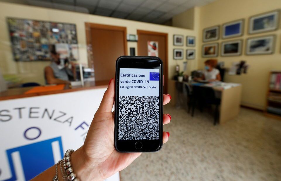 Ιταλία – Πήγε να εμβολιαστεί με… ψεύτικο χέρι – Ηθελε το πιστοποιητικό εμβολιασμού